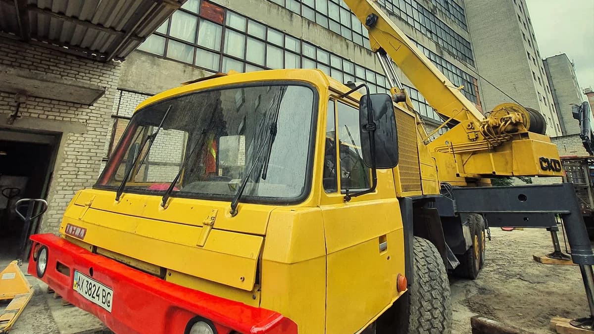 Работа крана вблизи ЛЭП: наряд-допуск, безопасные расстояния и контроль стрелы